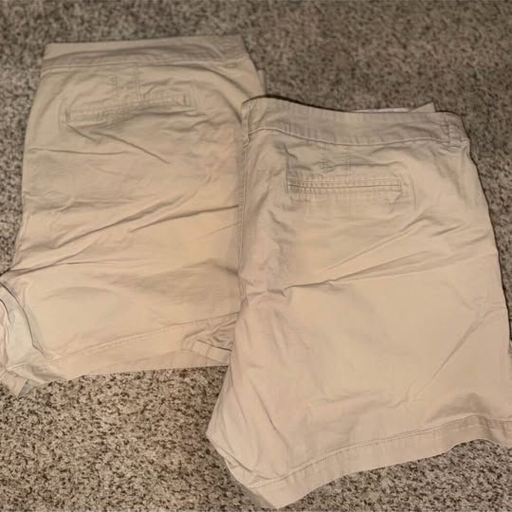 Women’s old navy khaki shorts Sz 20 - EUC